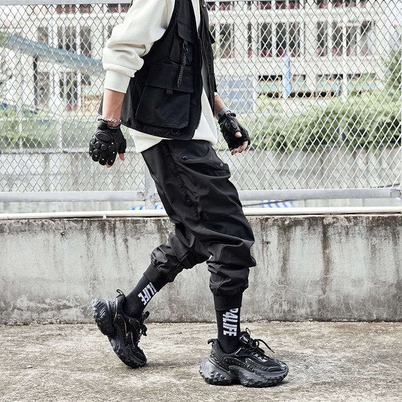 Y2K Black Baggy Cargo Pants — detail shot